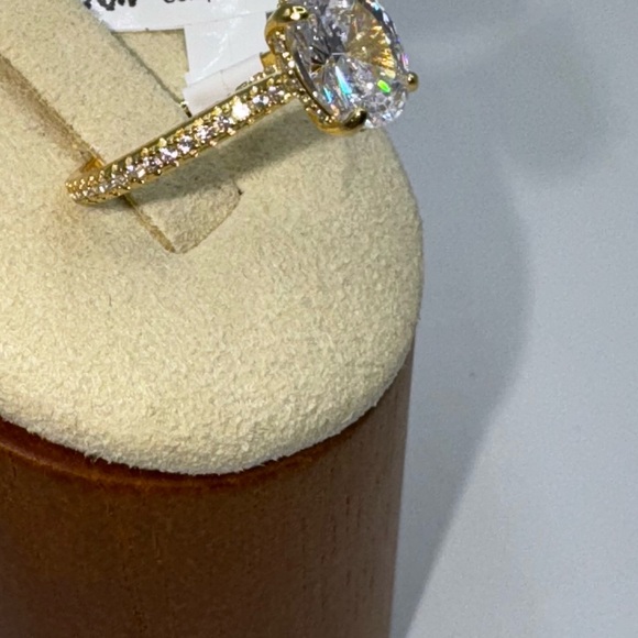 18k 1.5ct Oval Ring - Picture 10 of 11